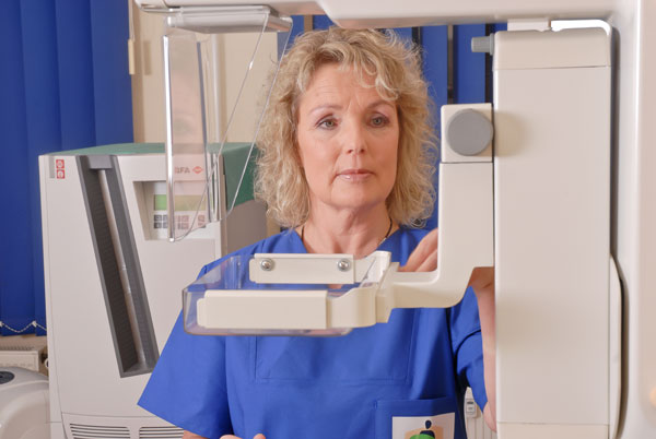 Spezielles Röntgengerät für die Mammografie Die Mammografie unterliegt sehr strengen Anforderungen an die Qualitätssicherung.