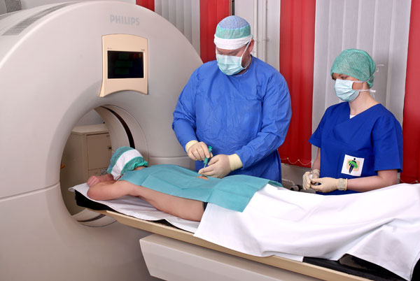 Eine PRT (Periradikuläre Therapie) wird durchgeführt. Bei der PRT wird die schmerzhafte Nervenwurzel/ das schmerzhafte Gelenk im CT lokalisiert. Die Injektion erfolgt punktgenau.