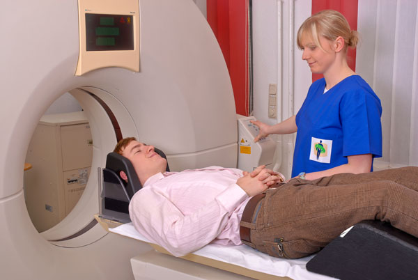 Eine Computertomografie wird durchgeführt Bei der Computertomografie wird der Patient von der MTRA betreut.